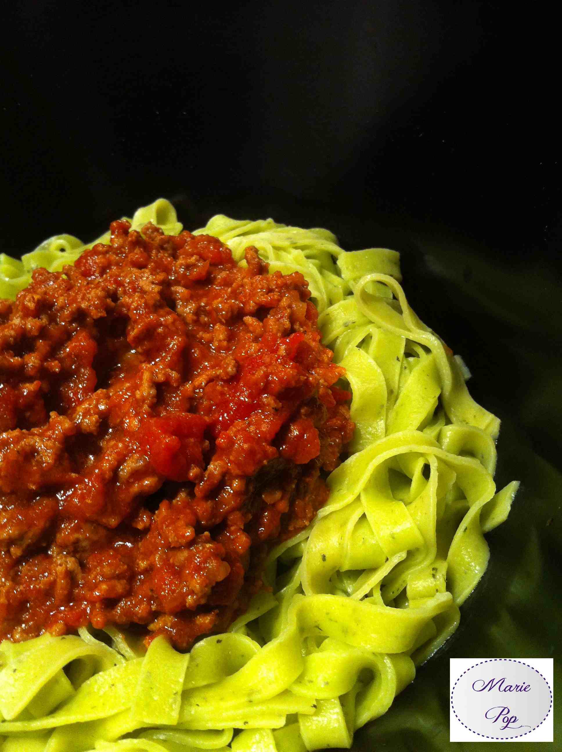 Bolognaises sur pâtes fraîches au basilic - la recette