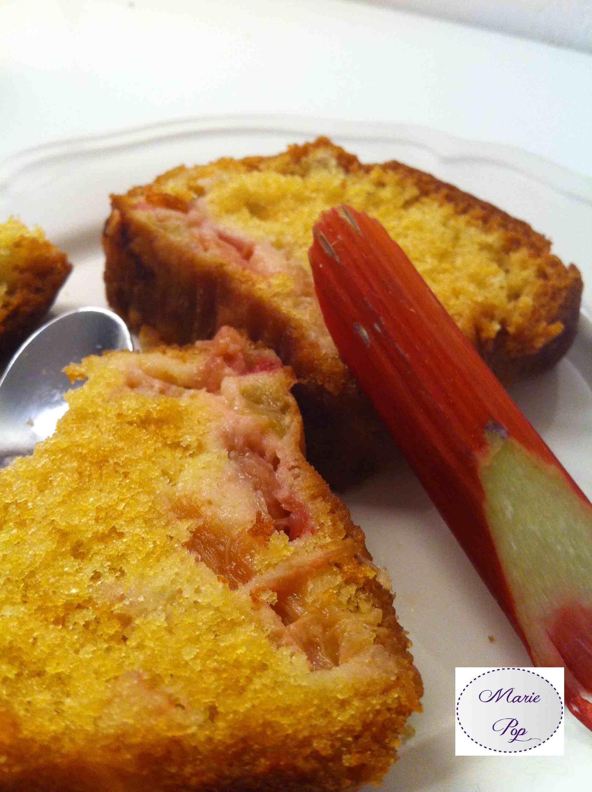 Cake à la rhubarbe - la recette rose