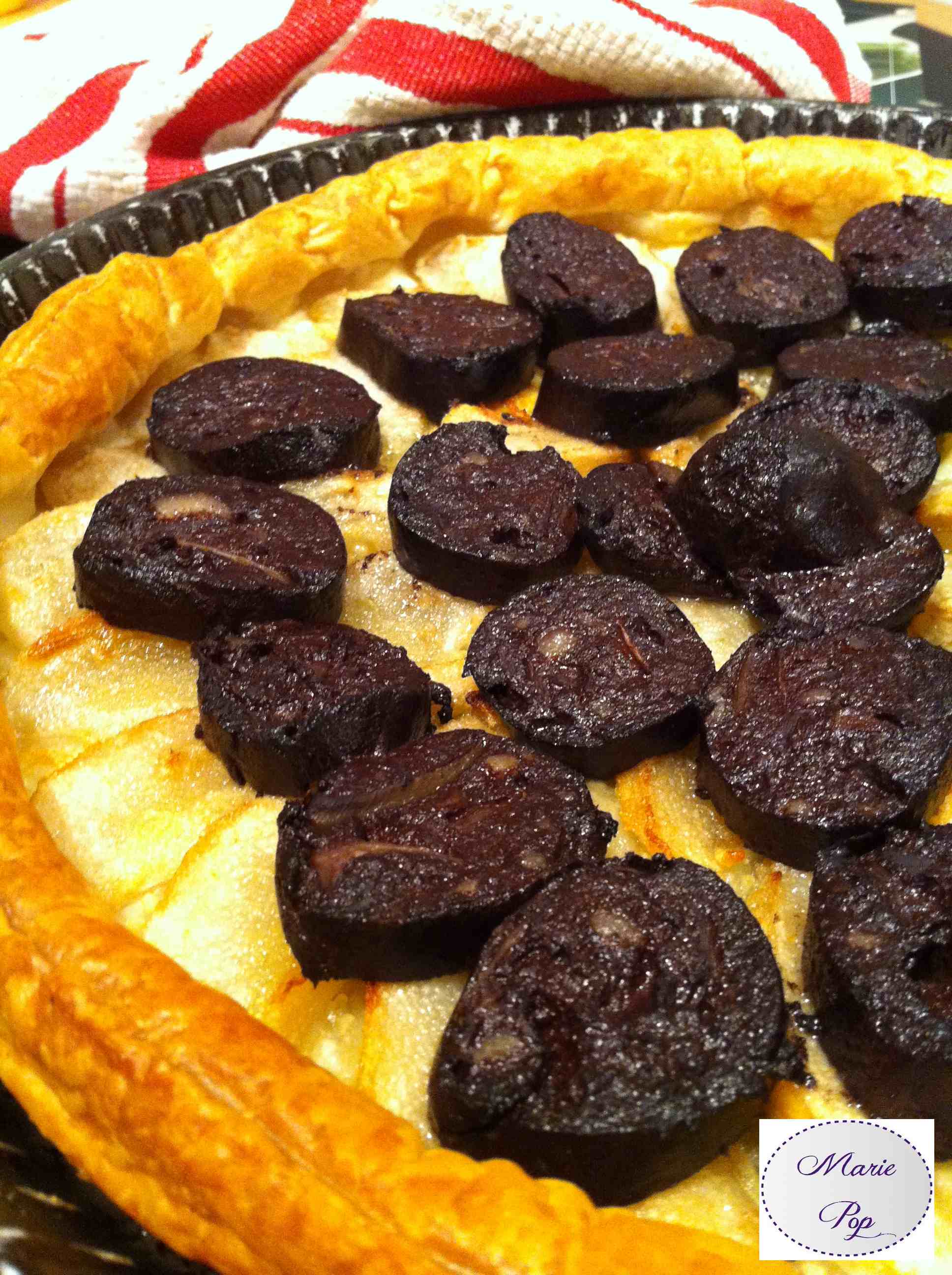 Tarte fine aux poires et boudins noirs - la recette