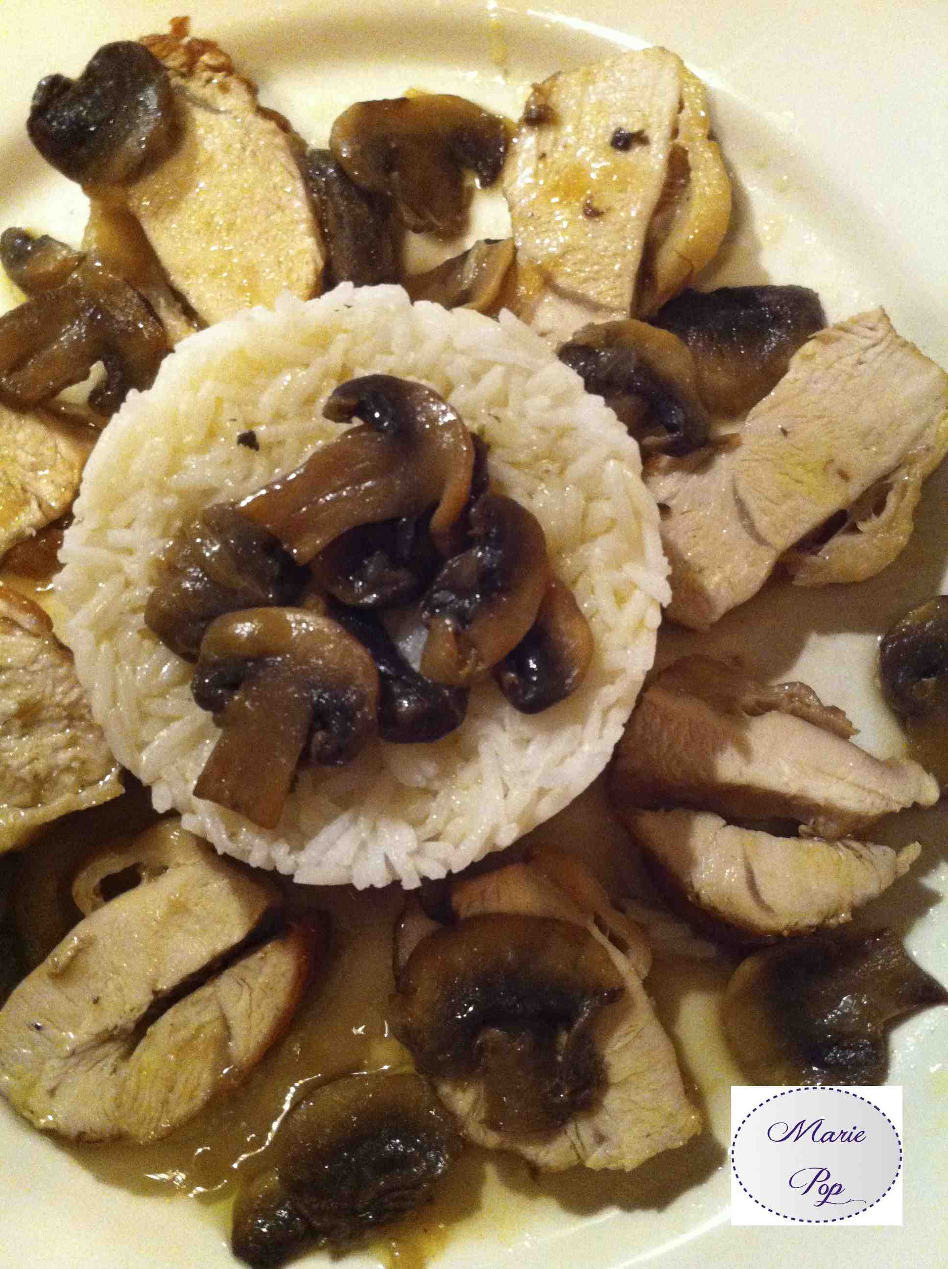 Poule aux champignons et oignons