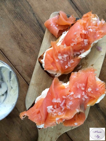 Tartine au saumon fumé, échalotes et fromage frais - la recette