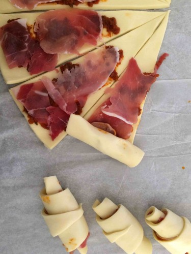 Pâte garnie et roulage des minis croissants apéritifs