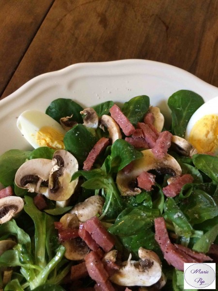 Salade d'hiver : mâche, petits lardons, champignons, oeuf