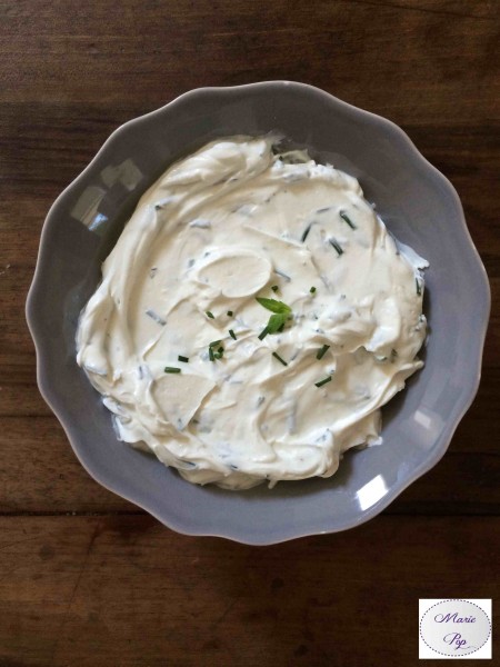 Dip de chèvre aux herbes - la recette des apéros à tartiner !