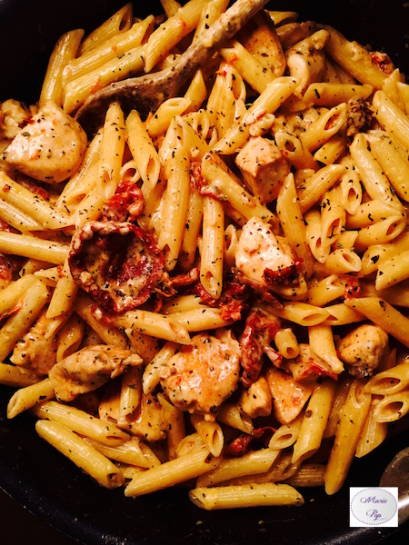 Penne au poulet, mozza et tomates confites - ma recette